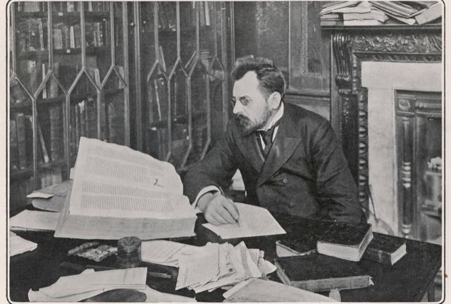 Wilfrid M. Voynich, distribuïdor de llibres polonesos, entre els seus llibres a Soho Square.