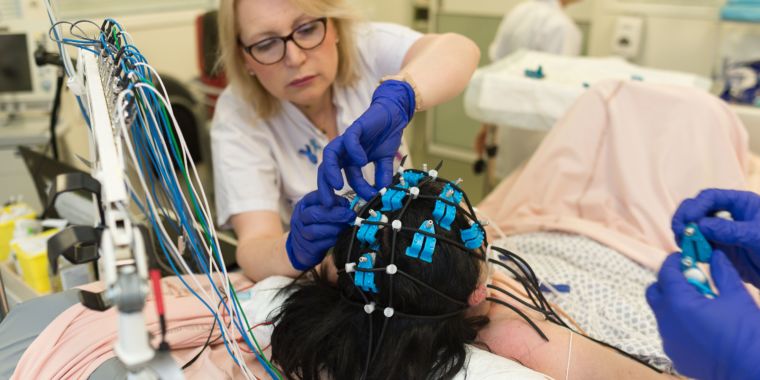 Who will wake up from a coma? Electrical jolts in the brain offer hints - Ars Technica thumbnail