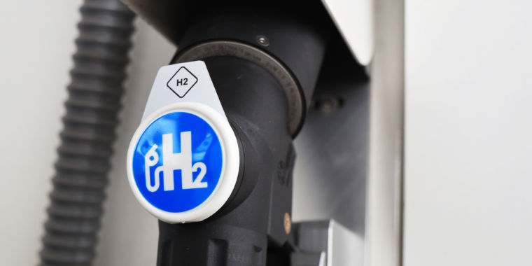 Hydrogen lobbyist quits, slams oil companies’ “false claims” about blue hydrogen