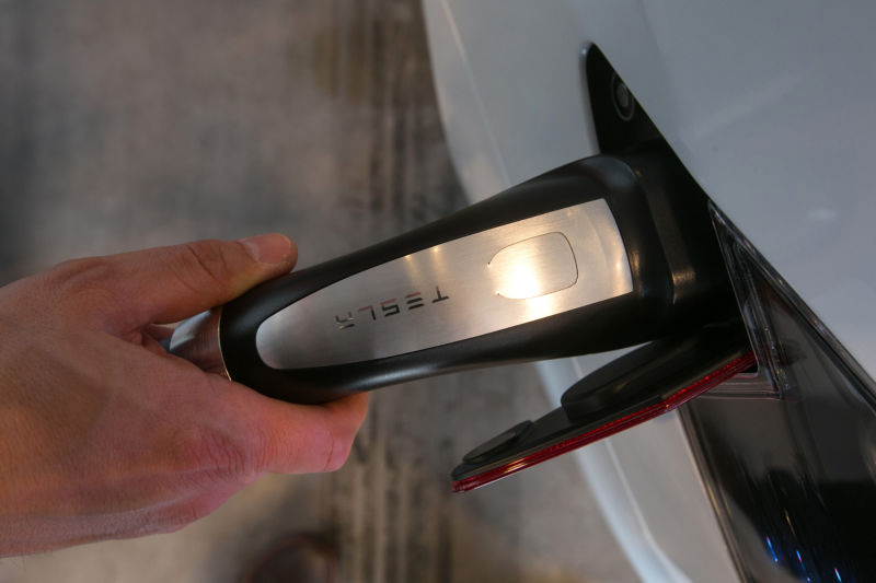 Report Tesla Working On Battery Cell Rd To Loosen Ties