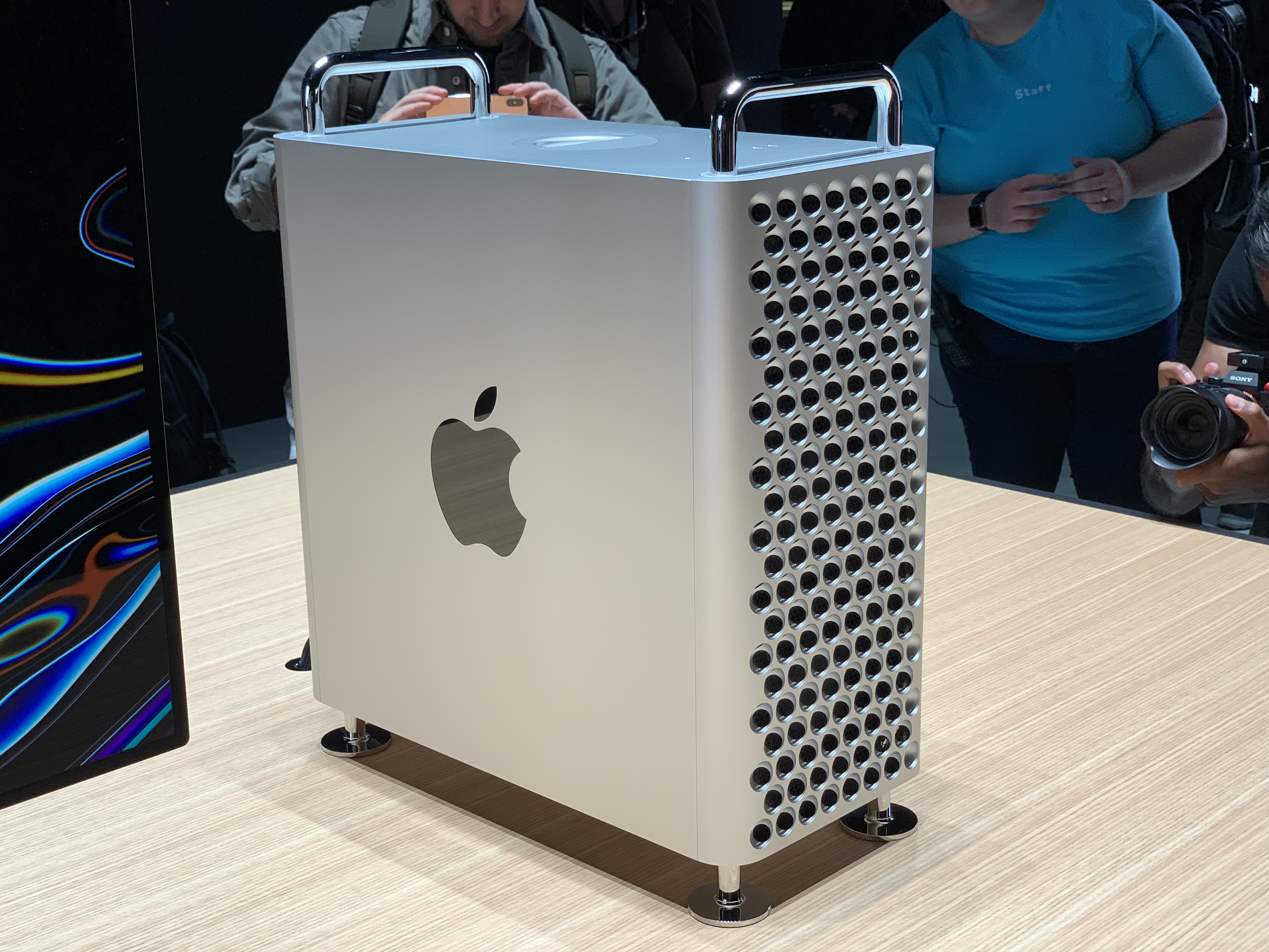 Apple throws in another Mac Pro GPU configuration: The AMD