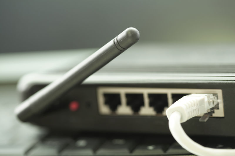 Un router fără fir cu un cablu Ethernet conectat la el.