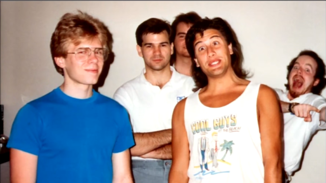 John Cormack (izquierda) y John Romero (segundo desde la derecha) posan con sus colegas de software de TI a principios de los años 90.