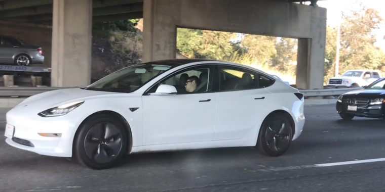 People keep spotting Teslas with snoozing drivers on the freeway | Ars ...