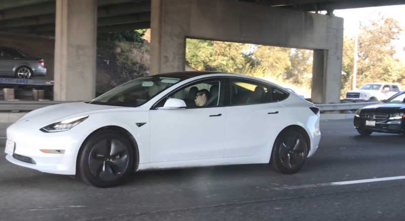 People keep spotting Teslas with snoozing drivers on the freeway | Ars  Technica