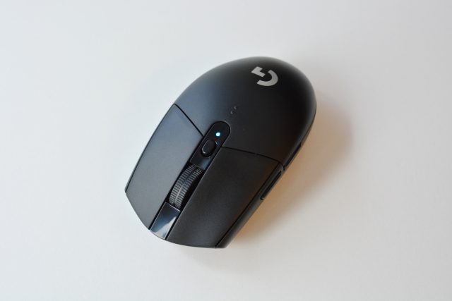 Con su diseño simple e iluminación estática, el G305 Wireless es un buen mouse para quienes no les gusta la apariencia de los accesorios tradicionales para juegos.