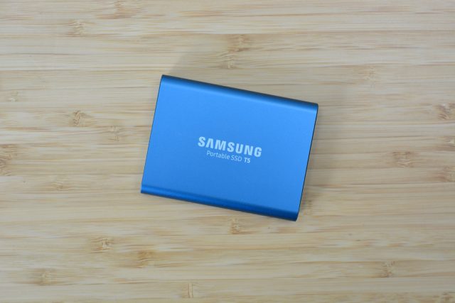 三星的T5便携式SSD。