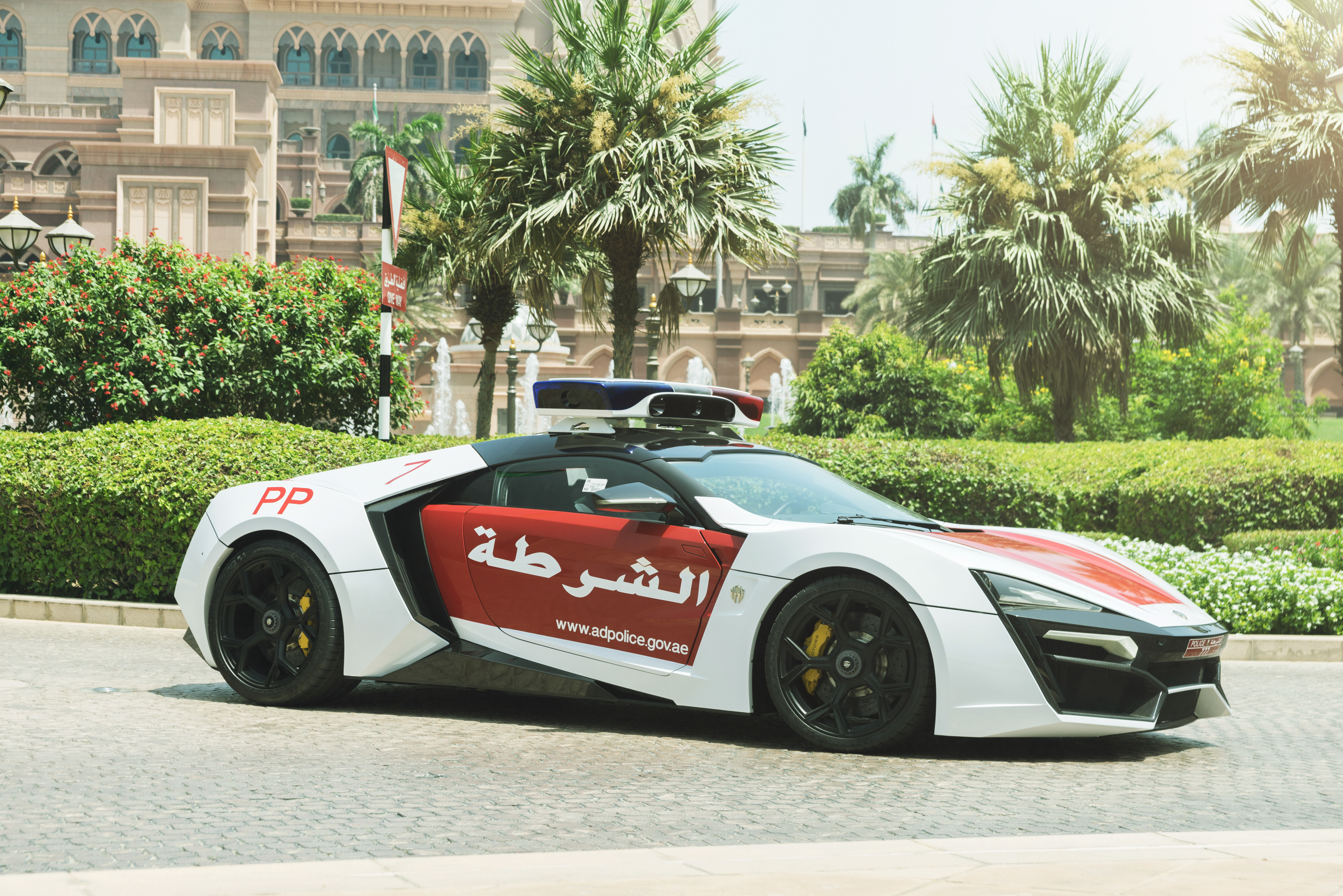 Uae cars. Lykan Hypersport полиции Дубая. Ламборджини Абу Даби. Lykan Hypersport полиция. Полиция Абу Даби.