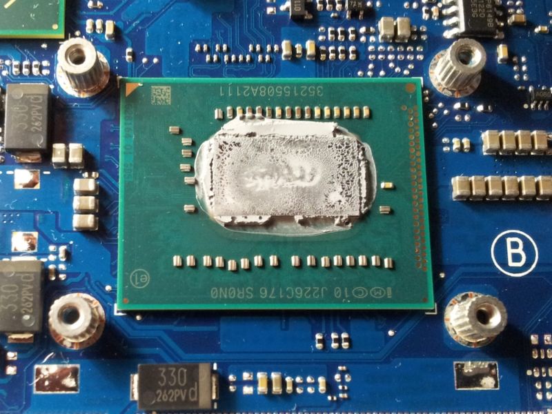 An uncovered Intel Core i5-3210M (BGA) inside of a laptop.