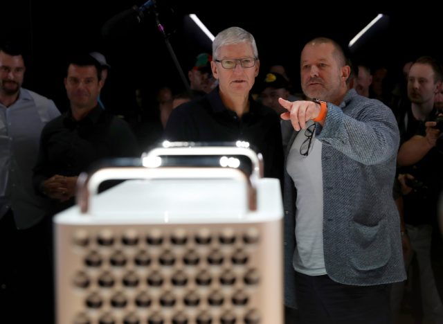 El CEO de Apple, Tim Cook, y el director de diseño, Jony Ive, analizan la nueva Mac Pro el 3 de junio de 2019.