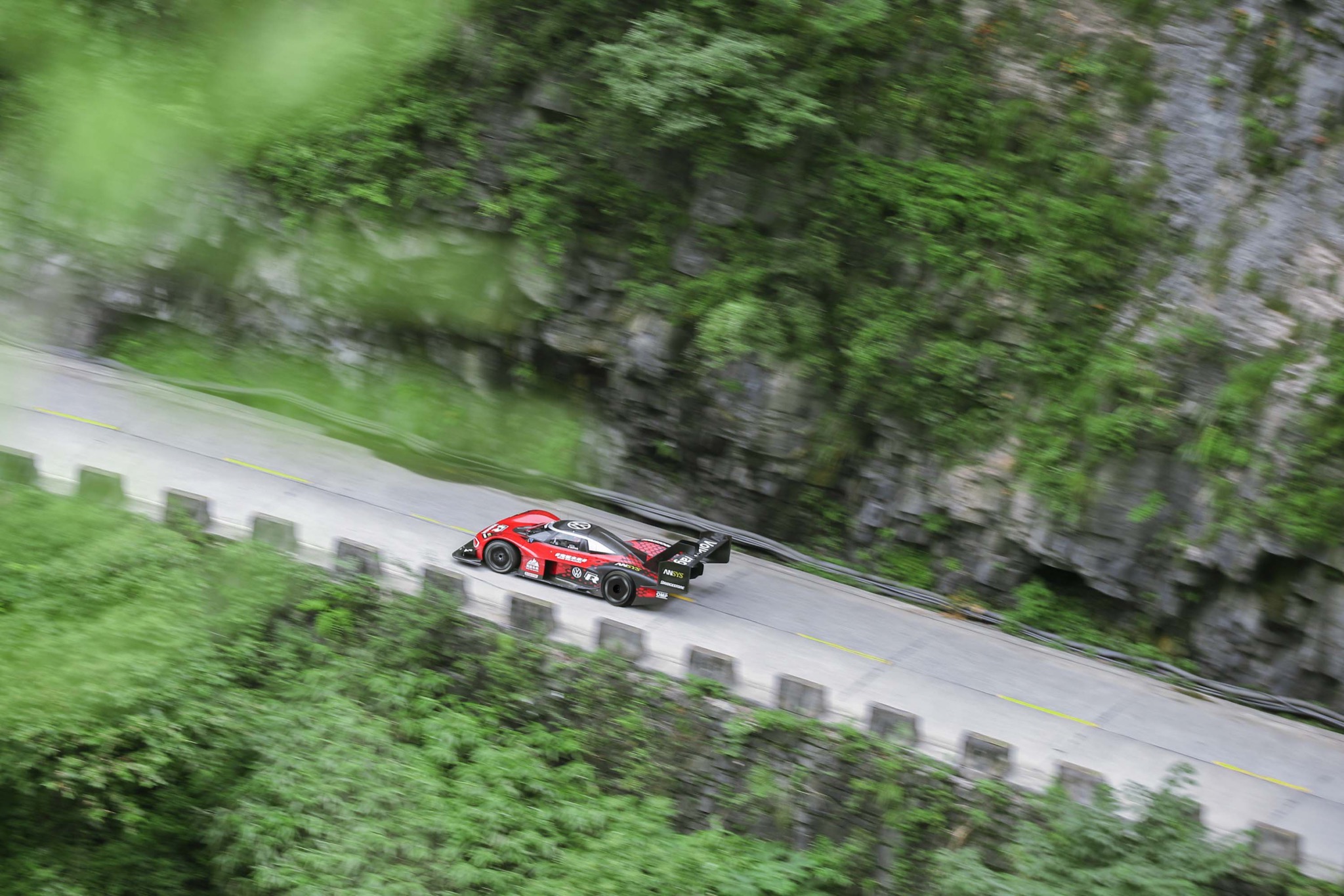 たみんみん Volkswagen's electric racer conquers China's Tianmen