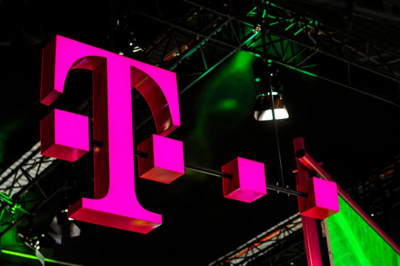 El logotipo de Deutsche Telekom, propietario de T-Mobile, visto en un stand en la sala de exposiciones del Mobile World Congress.