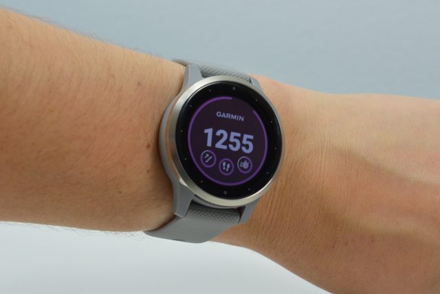 La montre connectée Vivoactive 4s de Garmin.