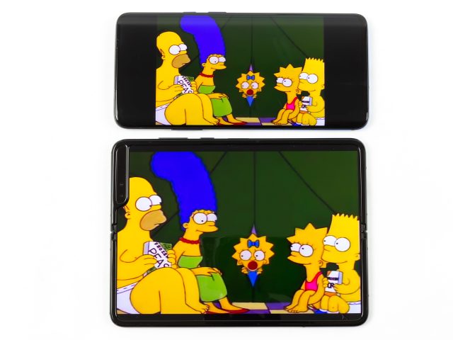 Pictures of the Galaxy Fold.