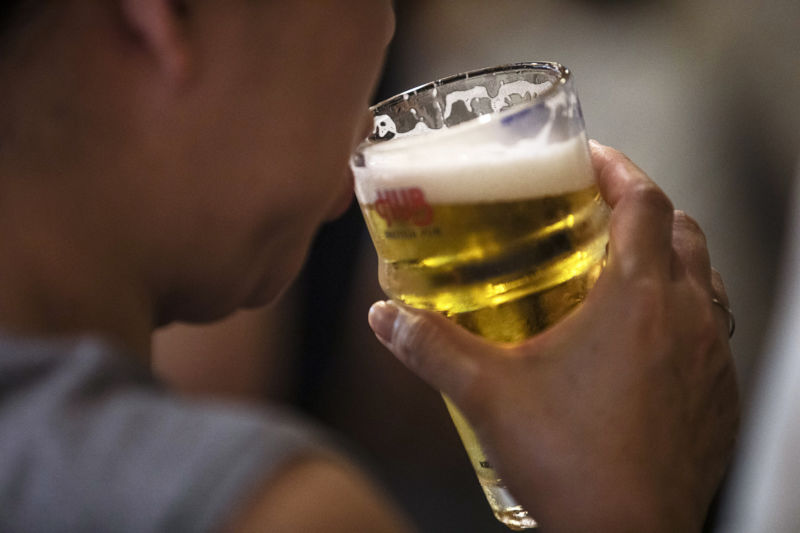  L'uomo sorseggia una birra.