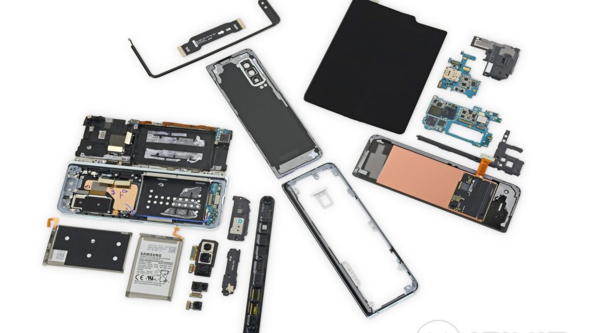 Pictures of the iFixit Galaxy Fold teardown.