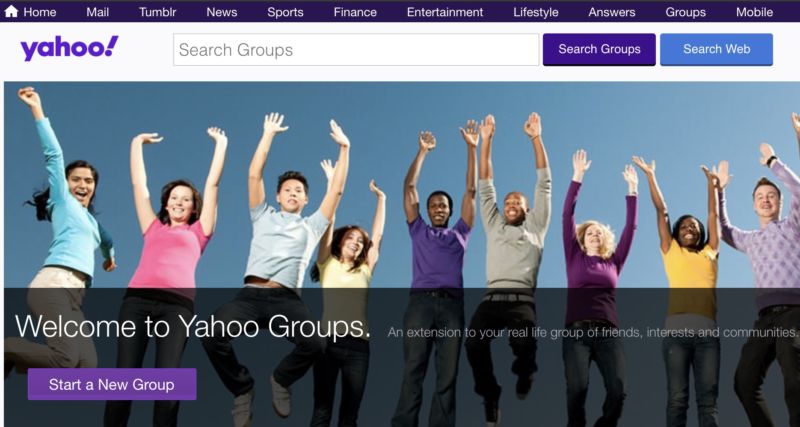 Screenshot della home page di Yahoo Groups, che mostra un insieme di persone che saltano in aria e un messaggio che dice,