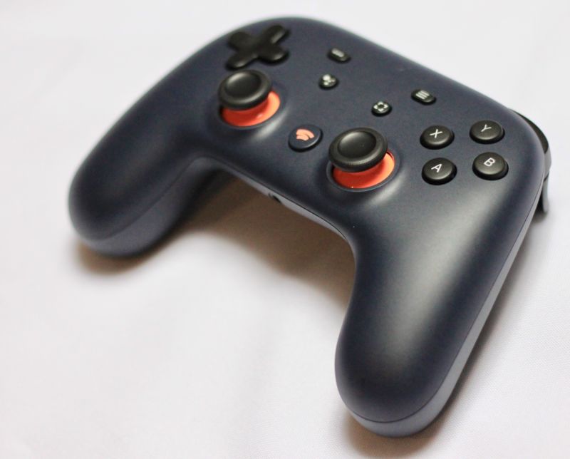 Ars originally liked the Stadia controller, describing it as "solidly built, with springy, responsive inputs." It could still be that way without a giant USB cord if Google unlocked its full Bluetooth capabilities.