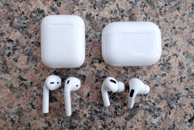 苹果的AirPods(左)和AirPods Pro。