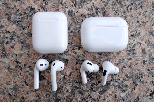 AirPods от Apple (слева) и AirPods Pro.