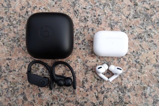 Beats Powerbeats Pro (izquierda) y Apple AirPods Pro.