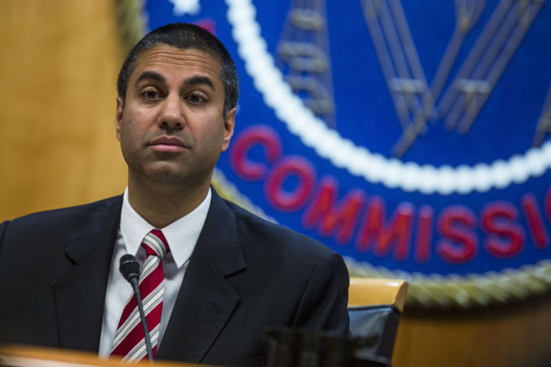 FCC Başkanı Ajit Pai bir toplantıda, FCC SEAL'in önünde oturuyor