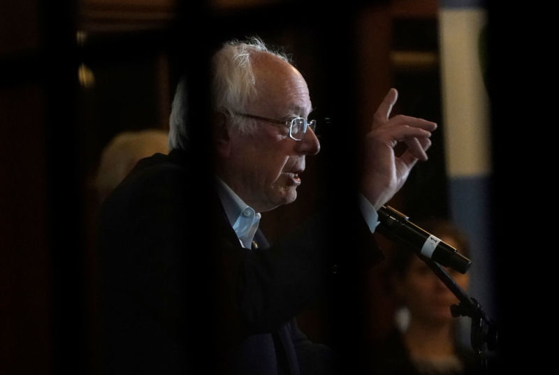 Incontinent-geriatric Bernie Sanders vows to break up huge ISPs and regulate broadband prices Getty-bernie-sanders-800x537