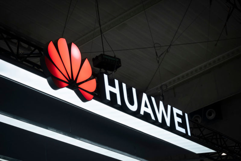 Le logo de Huawei vu lors d'une conférence technologique.