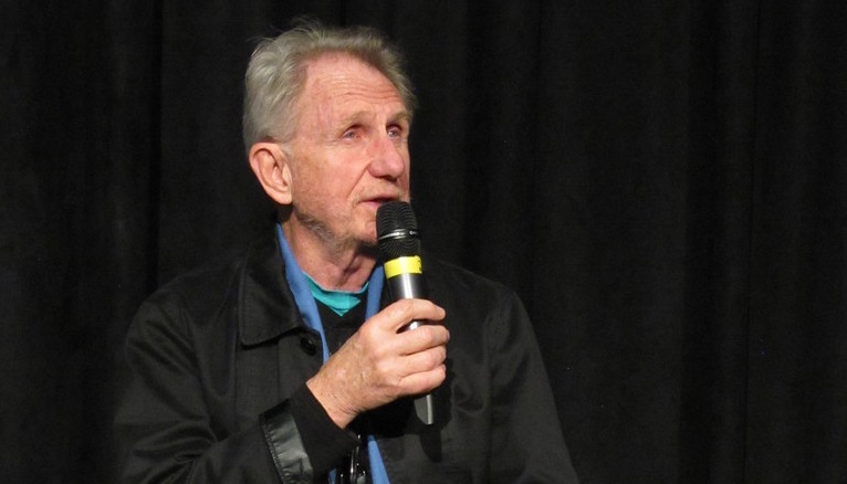 Rene Auberjonois speaking at a fan convention.