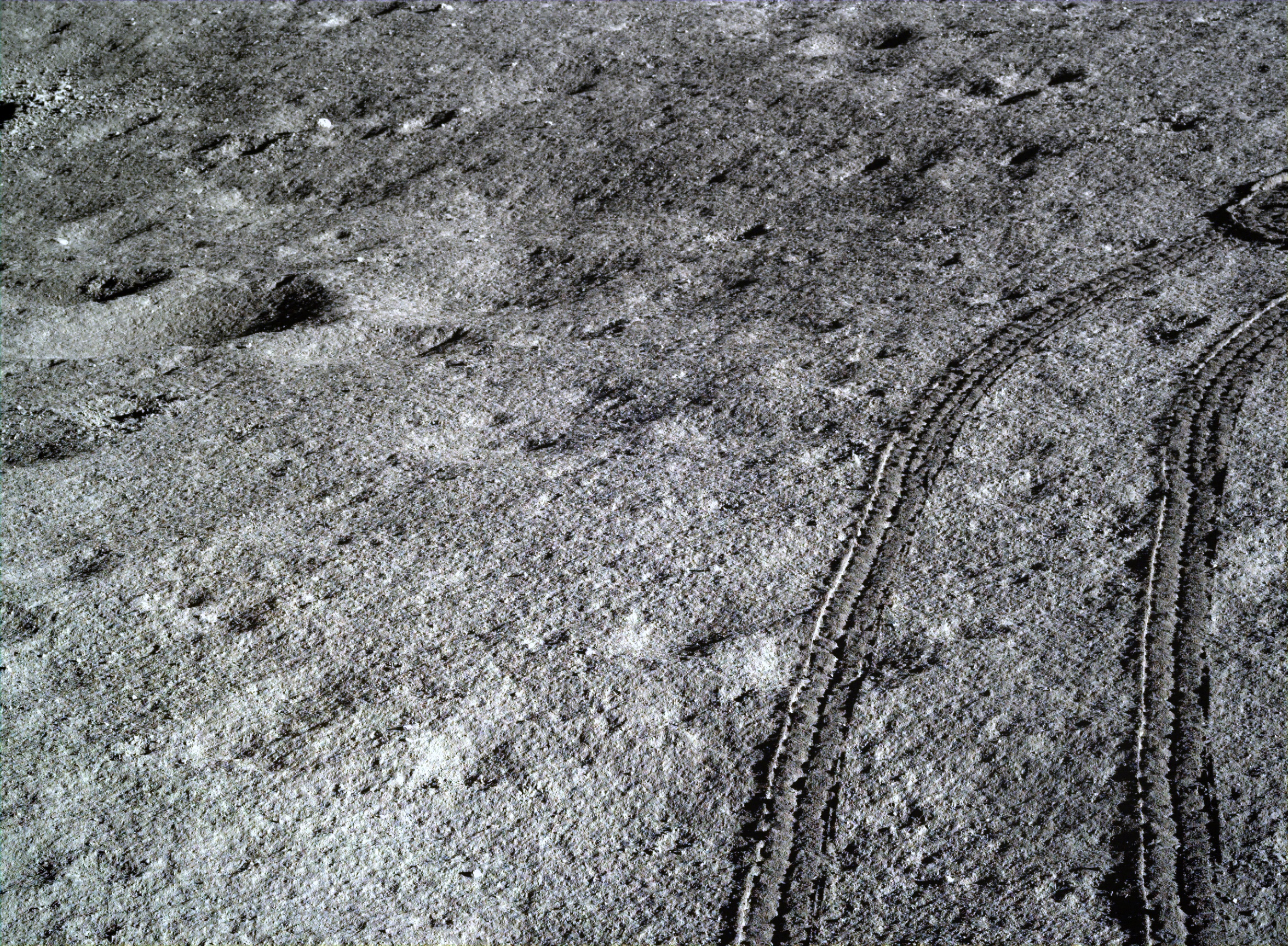 チビmoon 様4点 China's lander releases data, high-resolution images of the Moon