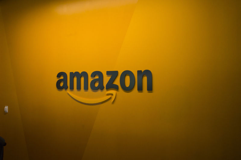   Pared con el logo de Amazon en amarillo anaranjado. 