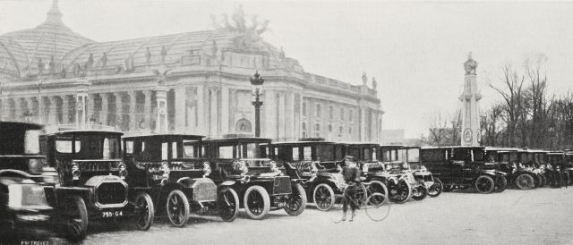 The duty cars in front of the Grand Palais at the 1906 Paris Motor Show. <em>Credit: Getty Images / M Branger, from L'Illustrazione Italiana / DEA / BIBLIOTECA AMBROSIANA.</em>