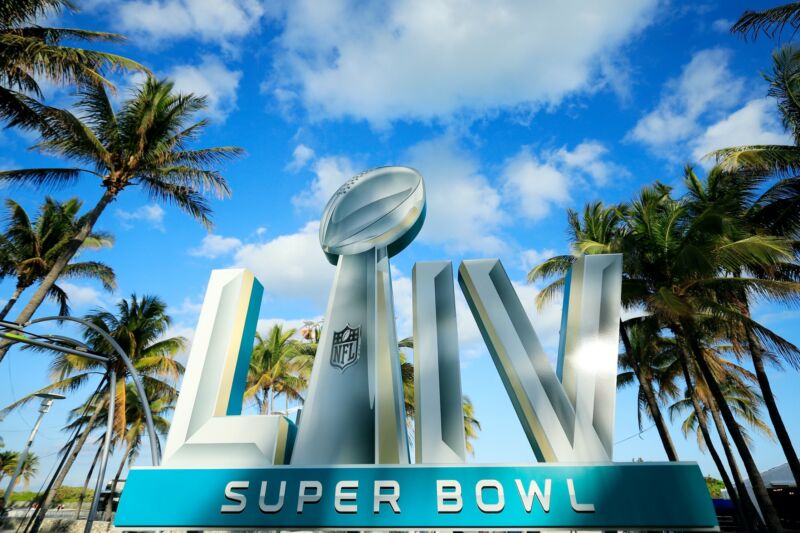 Live From Super Bowl LVI: Verizon Powers 5G Multi-View for In-Venue Fans,  Halftime-Show Option for At-Home Viewers