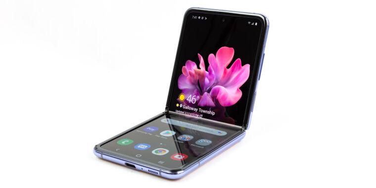 Samsung Galaxy Z Flip review—I think I hate flip phones thumbnail