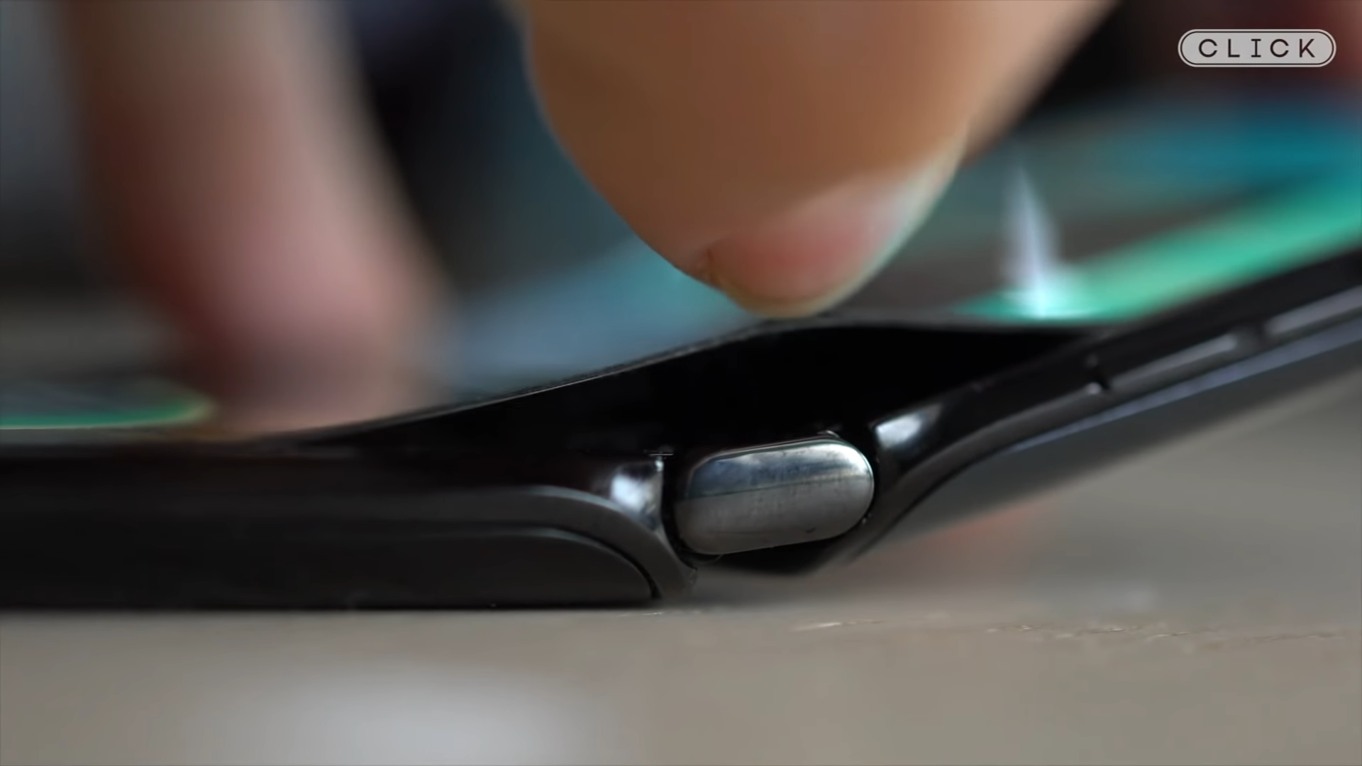 Just one day after launch, Moto Razr durability problems begin to pile ...