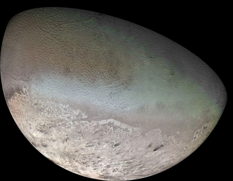 Global color mosaic of Triton, taken in 1989 by Voyager 2 during its flight along the Neptune system. 