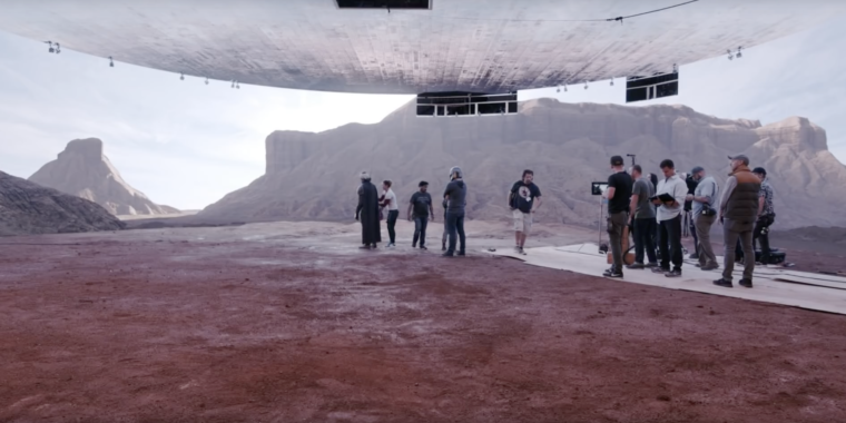 Unreal-Star-Wars-set-with-people-760x380