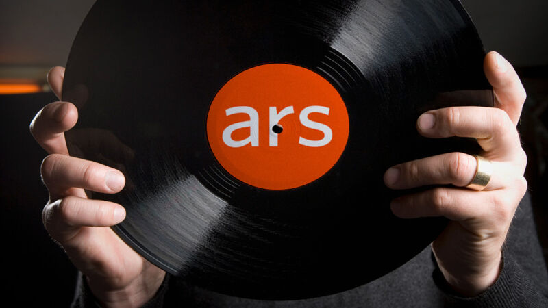 Illustration Des Mains D'Une Personne Tenant Un Disque Vinyle Portant Le Logo Ars Technica.