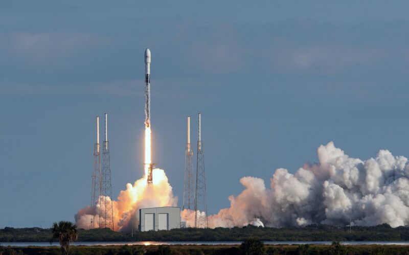 Un cohete SpaceX Falcon 9 despegando hacia el cielo.