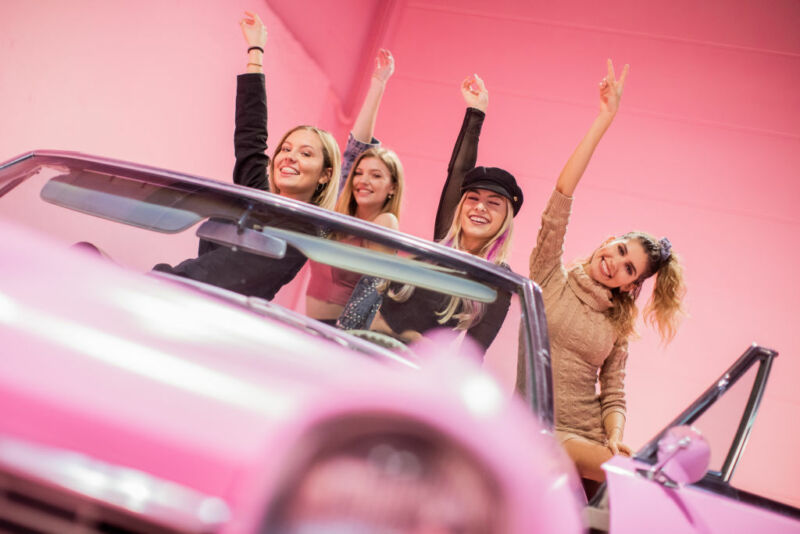 30 October 2019, North Rhine-Westphalia, Cologne: Svea Simonis (l-r), Antonia el Ghali, Chany Dakota and Ana Lisa pose in a pink Cadillac at the Supercandy Pop-Up Museum. On 1 November, the "Supercandy Pop-Up" Museum opens in Cologne and offers photographers, bloggers and influencers the perfect backdrop for self-presentation.