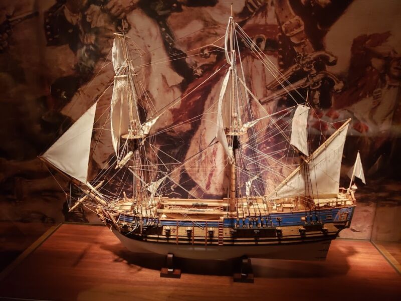 Scale model of an 18th-century tall ship.