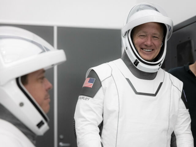 Doug Hurley (sağda), 2020'deki Demo-2 görevinde Crew Dragon uzay aracına komuta etti.