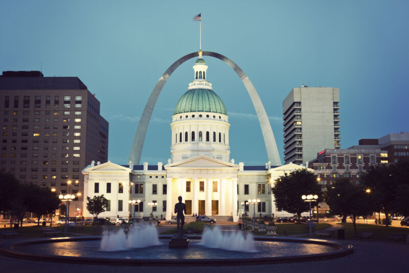 Courthouse rotunda in front of Gateway Arch.