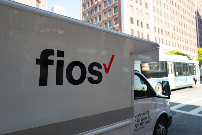 Un camión con caja de Verizon FiOS en una calle de la ciudad de Nueva York.