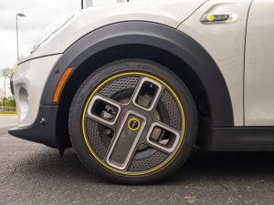 The wheel of a Mini Cooper SE