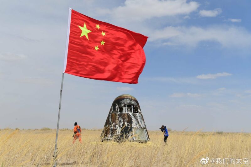 China's new spacecraft shown after landing Friday. It looks something like a Crew Dragon, no?