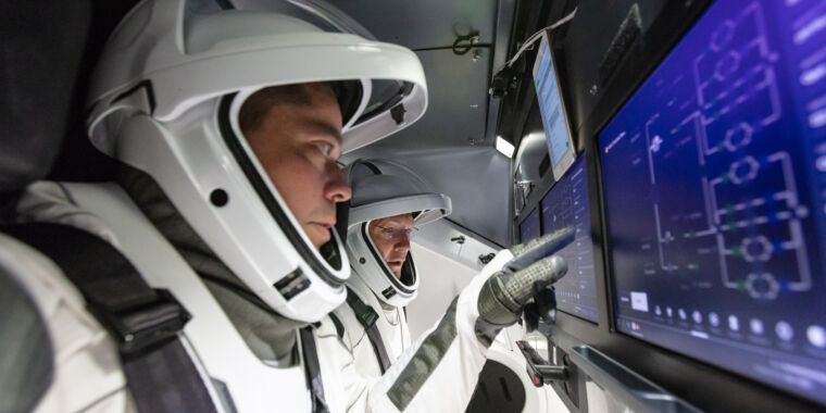 Photo of Crew Dragon-Astronauten erhalten vom Weißen Haus eine seltene Weltraummedaille