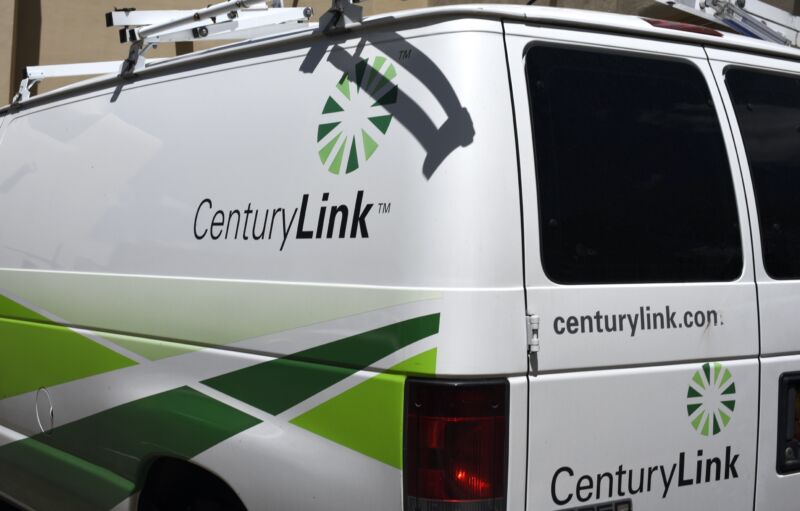 Une fourgonnette de service CenturyLink vue de derrière, avec plusieurs logos CenturyLink visibles.