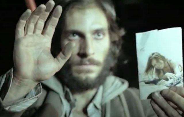 A man must deal with the potential end of all humanity in the Spanish science fiction thriller <em>The Last Days</em> (<em>Los Últimos Días</em>) (2013).