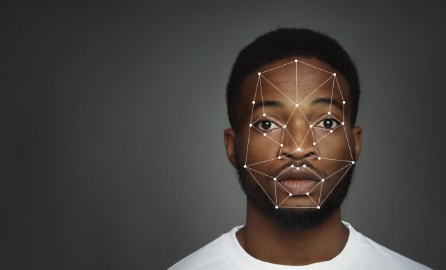 Los estudios han demostrado que es más probable que la tecnología de reconocimiento facial existente genere falsos positivos con rostros negros.